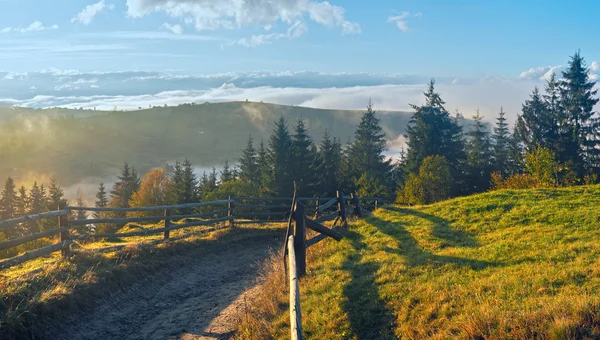 Tagesanbruch in den Bergen — Stockfoto