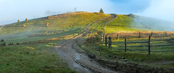 Туман рассвета на окраине горной деревни — стоковое фото