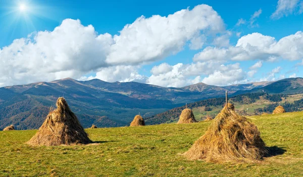 Haystacks on mountain plateau — Stock Photo, Image