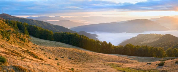 Sonbahar sabahı Dağ Manzaralı — Stok fotoğraf