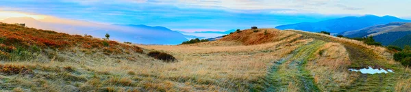 Вид на горы с тропинки — стоковое фото