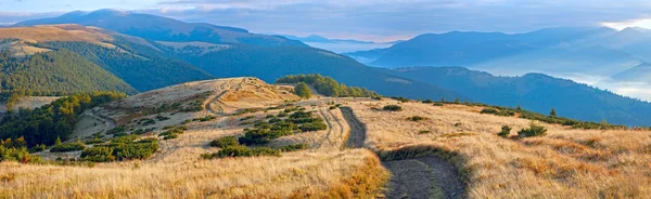 Way to autumn mountain. — Stock Photo, Image