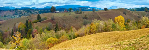 Herbstliches Bergdorf — Stockfoto