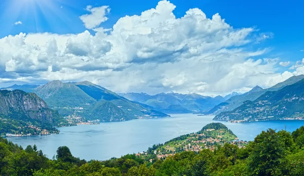 Jezero Como letní panorama (Itálie) — Stock fotografie