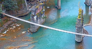 Dağ nehrin karşısındaki farklı köprüler