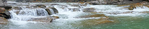 Panorama do rio de montanha — Fotografia de Stock