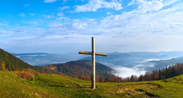 Cross on mountain — Stock Photo, Image