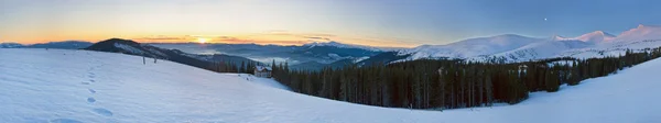 Panorama delle montagne all'alba — Foto Stock