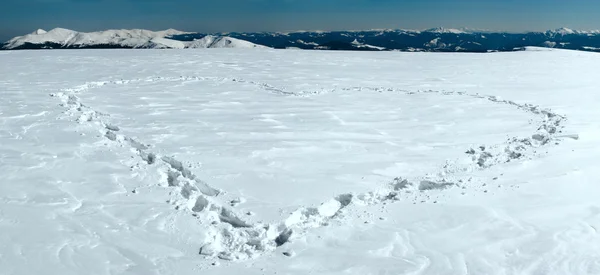 雪の上のハート型 — ストック写真