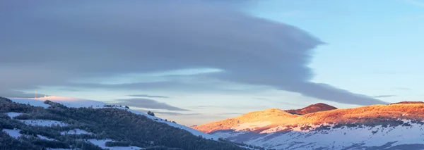 Nascer do sol Cárpatos montanha panorama de inverno . — Fotografia de Stock