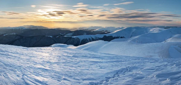 Pôr do sol na montanha de inverno . — Fotografia de Stock