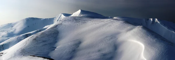 Transizione di pastelli da giorno a notte nelle montagne invernali — Foto Stock