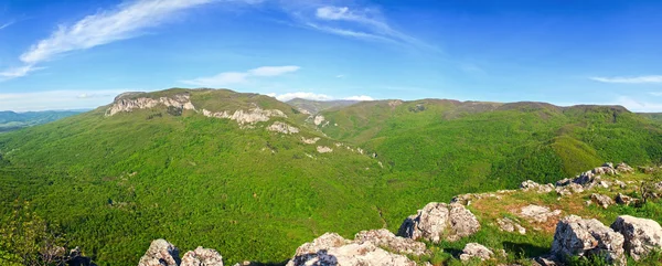 夏のクリミア自治共和国の山のパノラマ — ストック写真