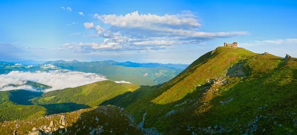 Panorama du matin d'été sur la montagne Pip Ivan — Photo