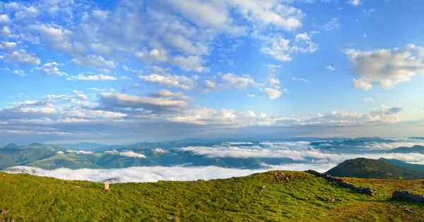 Zomer ochtend bewolkt berg panoramisch uitzicht — Stockfoto