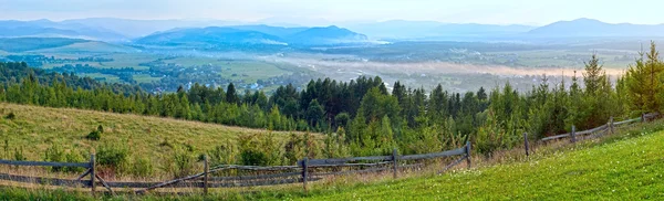 Letní mlhavá horská vesnice. — Stock fotografie