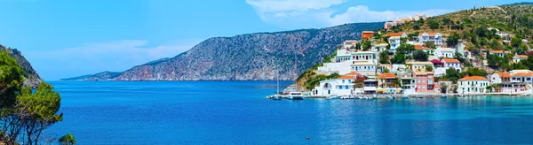 Vista de verão da aldeia de Assos (Grécia, Kefalonia ). — Fotografia de Stock