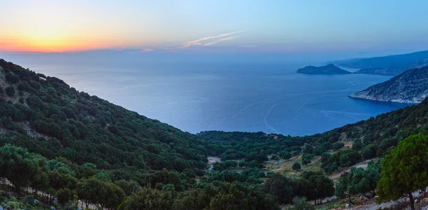 Gün batımı yaz kıyı şeridi (Kefalonia, Yunanistan). — Stok fotoğraf