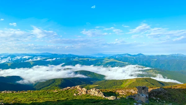 Yaz bulutlu dağ manzarası — Stok fotoğraf