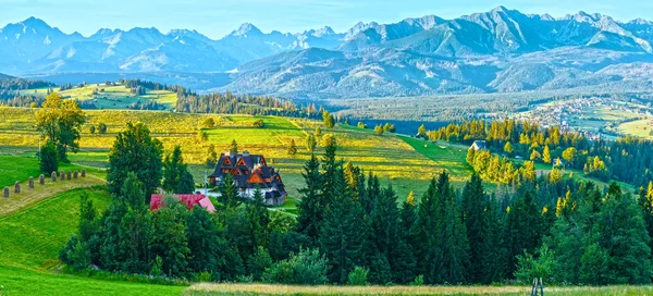 Yaz dağ köyü panorama (Polonya) — Stok fotoğraf