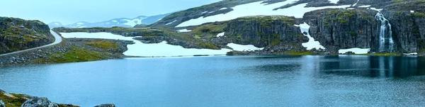 夏天山全景的湖和雪 (挪威) — 图库照片