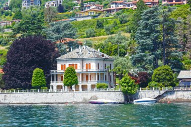 Como Gölü (İtalya) shore görünümü.