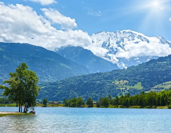 Sjön passy och mont blanc massivet sommaren bergsutsikt. — Stockfoto