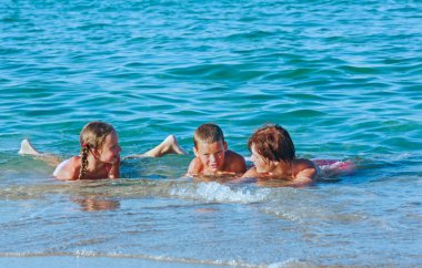 Familys yaz tatillerini Denizi üzerinde. 