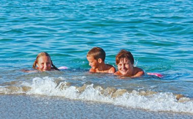 Familys yaz tatillerini Denizi üzerinde. 