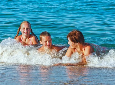 Familys yaz tatillerini Denizi üzerinde. 