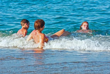 Familys yaz tatillerini Denizi üzerinde. 