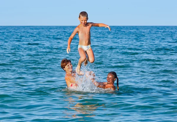 Familienurlaub auf See. — Stockfoto