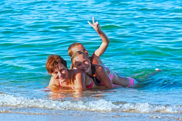 ΦΑΜΙΛΥΣ καλοκαιρινές διακοπές στη θάλασσα. — Φωτογραφία Αρχείου