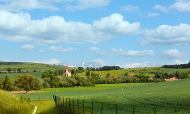 Yaz dağ köyü görünümü.