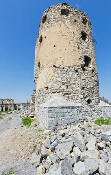 Zřícenina středověkého hradu. Prašná věž. — Stock fotografie