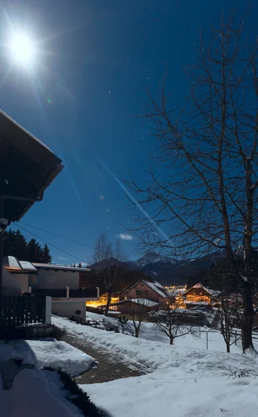 Natten i alpina byn. Vinter vy. — Stockfoto
