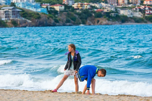 Enfants sur la plage. — Photo