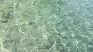 Deniz yüzeyi altındaki şeffaf su ve taş ile. doğa arka plan.