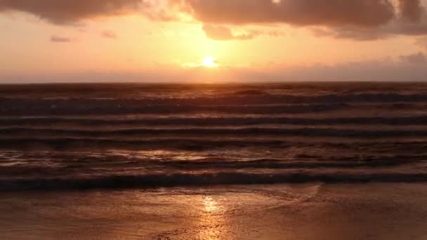 Vista al mar al atardecer (Invierno en Italia ). — Vídeo de stock