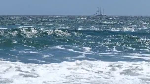 Plachetní loď na vlnách moře. — Stock video