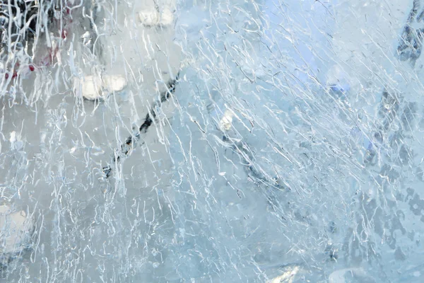 Bloque glacial transparente de hielo con patrones . — Foto de Stock