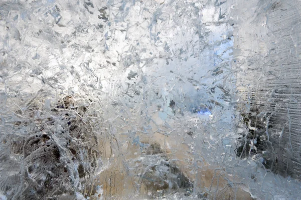 Bloque glacial transparente de hielo con patrones . — Foto de Stock