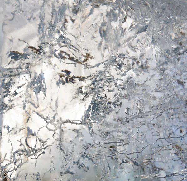 Bloco de gelo transparente glacial com padrões . — Fotografia de Stock