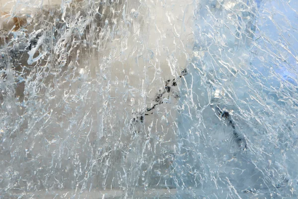 Bloque glacial transparente de hielo con patrones . — Foto de Stock