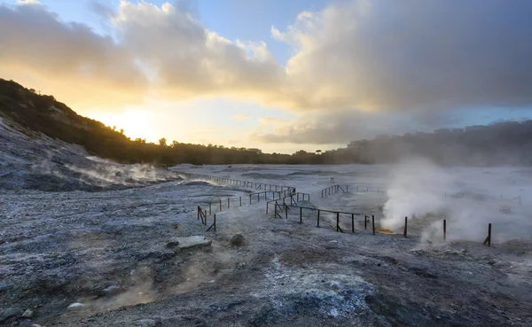 Solfatara, cráter volcánico, cerca de Nápoles . — Foto de Stock