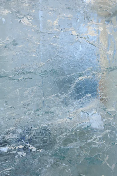 Blocco di ghiaccio trasparente glaciale con motivi . — Foto Stock