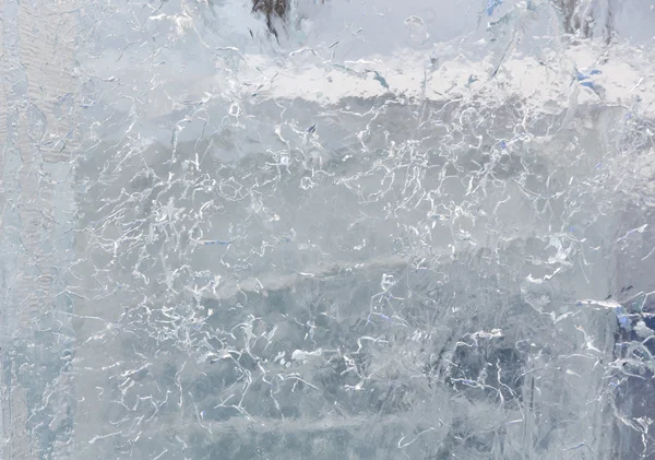 Bloco de gelo transparente glacial com padrões . — Fotografia de Stock