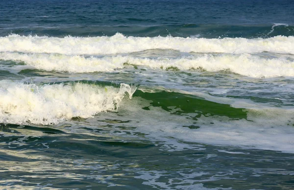 Sea surf view från stranden. — Stockfoto