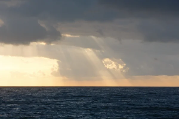 Raios de sol sobre o mar . — Fotografia de Stock