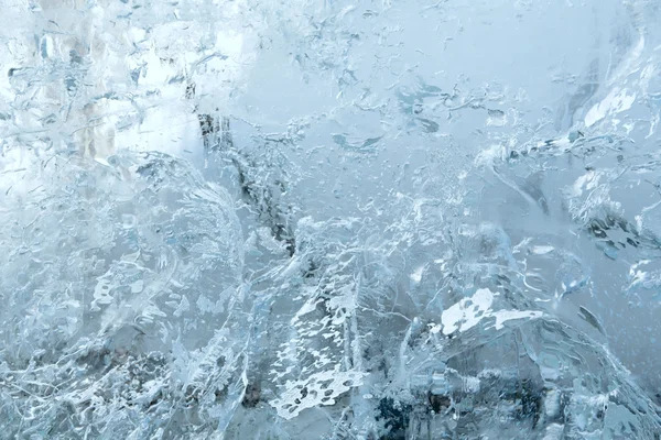 Bloque glacial transparente de hielo con patrones . — Foto de Stock